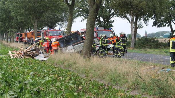 Rettungshubschrauber bringt schwer verletzten Fahrer in Klinik Unfall Auto Baum Feuerwehr