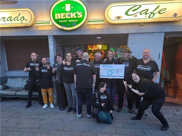 In der Nordenhamer Kneipe Eldorado gehen Herz und Party Hand in Hand Gruppe vor Kneipe