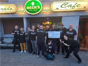 In der Nordenhamer Kneipe Eldorado gehen Herz und Party Hand in Hand Gruppe vor Kneipe