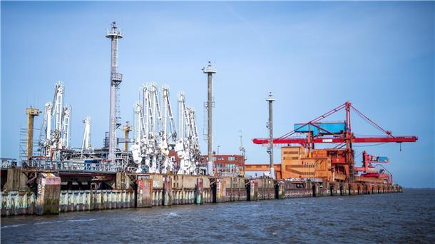 Ein Jahr nach Schiffsankunft - Noch kein LNG-Import in Stade Im Energiehafen von Stade wurde ein Anleger für das LNG-Terminalschiff gebaut - die Inbetriebnahme verzögert sich aber. (Archivbild)