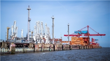 Im Energiehafen von Stade wurde ein Anleger für das LNG-Terminalschiff gebaut - die Inbetriebnahme verzögert sich aber. (Archivbild)