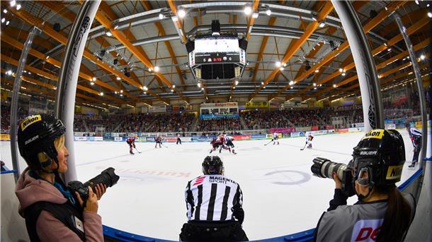 Im ersten DEL-Heimspiel empfingen die Fischtown Pinguins damals die Grizzlys Wolfsburg.