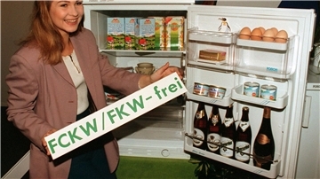 Im Februar 1993 in Köln wurde der erste FCKW/FKW-freie Kühlschrank präsentiert.