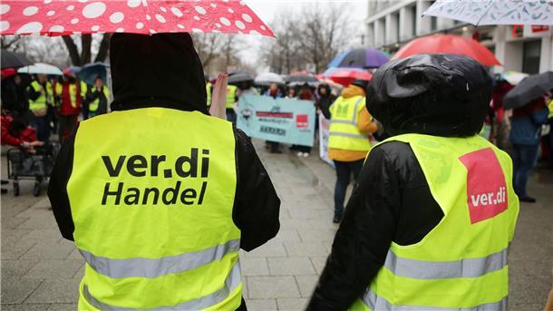 Verdi ruft bundesweit zu Warnstreiks im Handel auf Im festgefahrenen Tarifstreit des Einzelhandels hat die Gewerkschaft Verdi Beschäftigte bundesweit zu Warnstreiks aufgerufen.