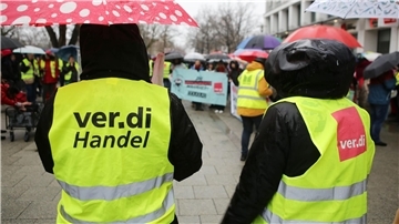 Im festgefahrenen Tarifstreit des Einzelhandels hat die Gewerkschaft Verdi Beschäftigte bundesweit zu Warnstreiks aufgerufen.