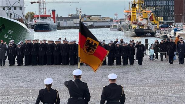 120 Rekruten der Marine im Fischereihafen vereidigt Im Fischereihafen sind 120 Rekrutinnen und Rekruten der Marineoperationsschule vereidigt worden.