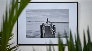 Im Fischkai 57 ist eine Ausstellung von Judith und Jens Sittel zu sehen. Sie zeigt Schwarz-Weiß-Fotos.