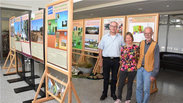 Im Foyer des Selsinger Rathauses ist die Ausstellung "Auf dem Weg - Naturschutz im Landkreis Rotenburg (Wümme)" zu sehen. Samtgemeindebürgermeister Gerhard Kahrs (links) ruft die Bürger dazu auf, die Ausstellung zu besichtigen, die die Kreis-Naturschutzbeauftragte Christiane Looks (Mitte) mit ihrem Mann Joachim zusammengestellt hat, der Fotos beisteuert.
