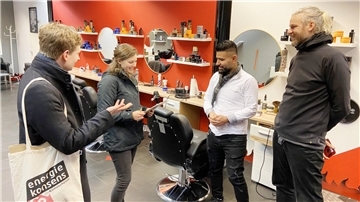 Im Friseursalon Evan achtet Inhaber Nusrat Baklaro (2.v.r.) bereits aufs Stromsparen. Die Energielotsen Peer Hochscheid (links) und Maximiliane Wenge sowie Felix Liebig von der Wunderwerft unterstützen ihn mit weiteren Ideen.