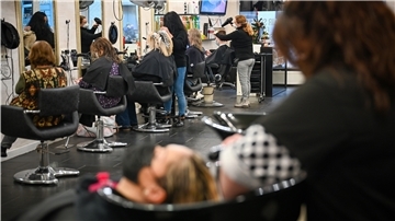 Im Friseursalon von Sidika Arslan in der Schillerstraße herrscht vor dem Lockdown Hochbetrieb.