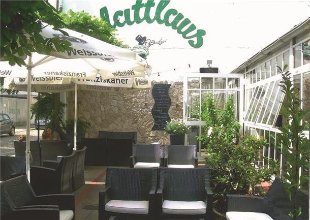 Tische und Stühle stehen im Außenbereich des Restaurants "Blattlaus" in Bremerhaven.