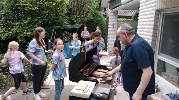 Im Garten wird gegrillt. 