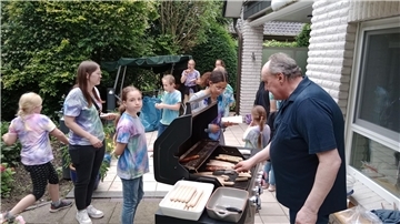 Im Garten wird gegrillt. 