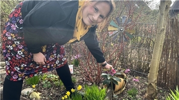 Frau im Garten
