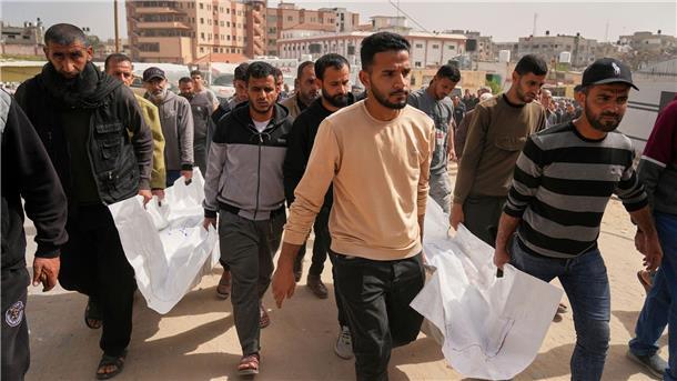 Lage in Gaza: UN-Organisationen schlagen Alarm Im Gazastreifen werden mehrere durch Angriffe der israelischen Armee getötete Palästinenser zu Grabe getragen.
