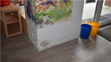 Wasserschaden an einer Mauer