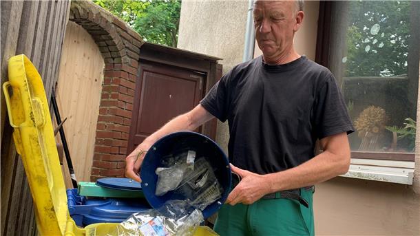 Plastikmüll: Der gelbe Sack ist für die Tonne Im Gegensatz zu vielen seiner Nachbarn hat Hartwig Block eine gelbe Tonne. Für ihn ist es unverständlich, warum nicht alle eine Tonne haben, sondern ihren Müll in gelben Säcken an die Straße stellen.