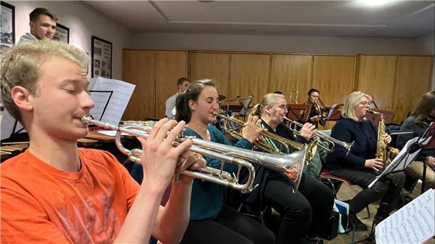 Orchester des Bundesbahnsozialwerks spielt Jubiläumskonzert Im Gemeindehaus in Golzwarden wird regelmäßig geprobt.