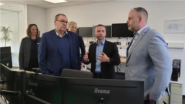 Im Gespräch: Landrat Thorsten Krüger (links) und der Bürgermeister der Gemeinde Wurster Nordseeküste, Jörg-Andreas Sagemühl, mit dem IT-Dienstleister Sebastian Roux (Mitte) in dessen Firmensitz in Spieka.