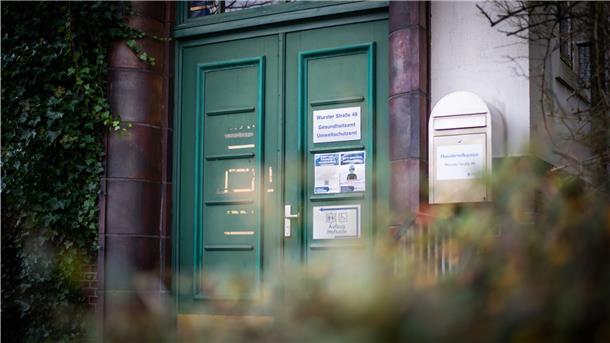 Die Eingangstür zum Gesundheitsamt an der Wurster Straße in Bremerhaven.