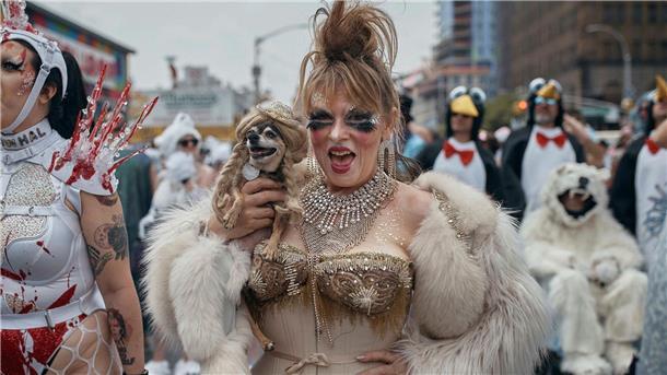 Im güldenen Partnerlook nehmen diese Zwei an der Parade teil.