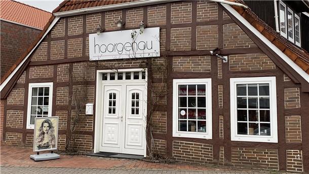 Im "Haargenau" in Beverstedt legen die Friseure offenbar Wert auf präzise Arbeit.