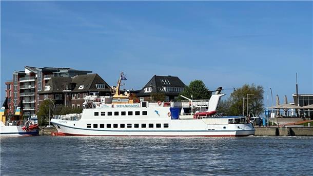 Ein Schiff an der Alten Liebe in Cuxhaven