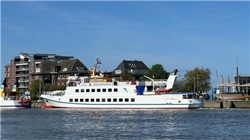 Ein Schiff an der Alten Liebe in Cuxhaven