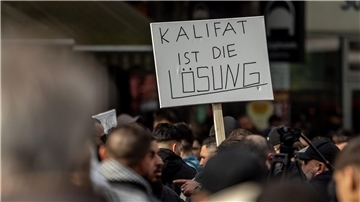 Im Hamburger Stadtteil St. Georg protestierten am Samstag mehr als 1000 Menschen gegen eine angeblich islamfeindliche Politik und Medienkampagne in Deutschland.
