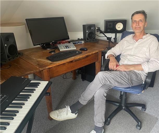 So kommt der Chorleiter von Butjenter Blinkfüer zu seinen Liedern Mann in Tonstudio
