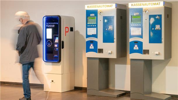 Kassenautomaten in Bremerhavens Parkhäusern: Jetzt ist Kartenzahlung möglich Im „Havenwelten-Parkhaus“ kann jetzt auch bargeldos bezahlt werden. Hier wurde ein zusätzlicher Automat aufgestellt, der Kartenzahlungen möglich macht.