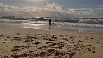 Im Herbst 2021 machten Fynn Kliemann (Bild) und seine Partnerin Franzi Urlaub an der französischen Atlantikküste. Jetzt zieht Kliemann drei Monate dort hin.