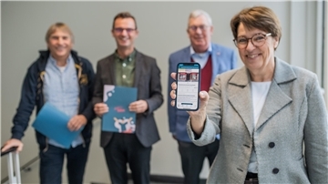 Im Herbst 2022 hat Bremerhaven das Kultur- und Sportguthaben für 18-Jährige und die dazugehörende App vorgestellt (von links): Jens Ennen (Sportamt), Stadtrat Michael Frost, Stadtrat Paul Bödeker und Dorothee Starke (Kulturamt). Foto: Hartmann