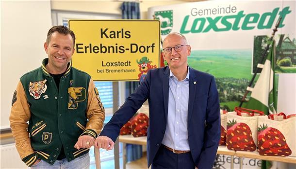Karls Erlebnis-Dorf: So könnte der erste Freizeitpark im Kreis Cuxhaven aussehen Im Herbst 2022 machten sie im Loxstedter Rathaus Nägel mit Köpfen: Karls-Erlebnis-Dorf-Betreiber Robert Dahl (links) und Bürgermeister Detlef Wellbrock.