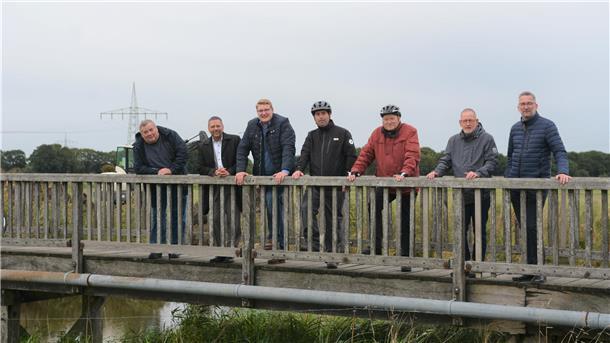 Radweg von der Schiffdorfer Stauschleuse bis nach Spaden wird rundum erneuert Im Herbst nahmen Politik und Verwaltung den maroden Radweg unter die Lupe: Fredo Tiedemann (von links), Denis Ugurcu, Henrik Wärner, Björn Rieke, Reiner Lagies, Michael Dähn und Enno Gerdes.