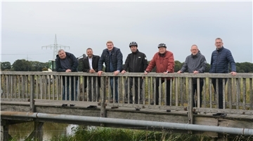 Im Herbst nahmen Politik und Verwaltung den maroden Radweg unter die Lupe: Fredo Tiedemann (von links), Denis Ugurcu, Henrik Wärner, Björn Rieke, Reiner Lagies, Michael Dähn und Enno Gerdes.