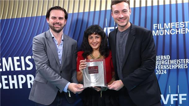 Preis für Vampir-Serie mit Damian Hardung Im Herbst soll die Vampir-Serie „Love Sucks“ mit „Maxton Hall“-Star Damian Hardung in der ZDF Mediathek starten. Nun gab es dafür schon mal eine Auszeichnung. Auf dem Filmfest München bekamen die Produzenten Oliver Arnold, Artemis Kobra und Hannes Höhn den Preis als beste Serie. Am Mittwoch ist die Fantasy-Serie auf dem Festival schon mal vorab zu sehen.