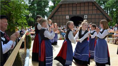 Im Herzen des Landkreises gibt es diverse Gruppen und Vereine, die Trachten tragen und Volkstänze tanzen. Darunter die Heimat- und Fördergemeinschaft Heeslingen, die sogar eine Kindertanzgruppe unterhält (Foto). Der Verein ist einer von zweien aus der Samtgemeinde Zeven, die sich am Landestrachtenfest beteiligen.
