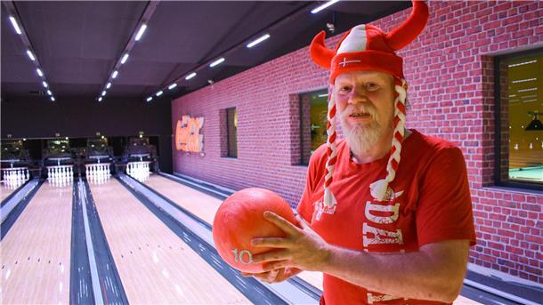 Das Herz des Bremerhavener Eric Freude schlägt für Dänemark Eric Freude im dänischen Fanoutfit