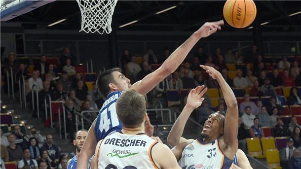 Auf die Eisbären wartet in Jena kein Spaziergang am Ostersonntag Im Hinspiel in Bremerhaven hatten die Basketballer aus Jena deutliche Vorteile gegen die Eisbären Hendrik Drescher (links) und Nick Hornsby (rechts).