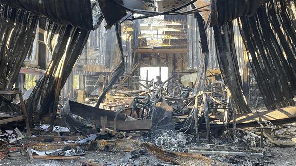 Im hinteren Bereich der Halle ist alles durch das Großfeuer zerstört worden, ob Fahrzeuge oder Werkstattgeräte. Hier war auch die noch recht neue Schreinerei untergebracht.