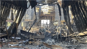 Im hinteren Bereich der Halle ist alles durch das Großfeuer zerstört worden, ob Fahrzeuge oder Werkstattgeräte. Hier war auch die noch recht neue Schreinerei untergebracht.