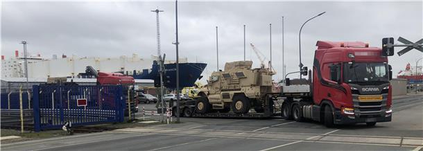 Im Hintergrund die "Endurance", auf dem Tieflader eines der Fahrzeuge, die sie aus den USA nach Europa gebracht hat: Einen gepanzerten Personaltransporter vom Typ International MaxxPro.