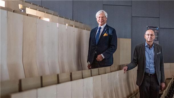 Professor Ulrich Sander (links) und Professor Gerhard Feldmeier im Hörsaal der Hochschule Bremerhaven