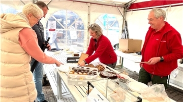 Im Horstschäfer-Zelt verkauften Tatjana Heinrichs und Jürgen Oerding fleißig Kaffee und Kuchen. Auch Tanja und Bernd Mühlmann unterstützen die Spendenaktion für den Natur- und Waldkindergarten, der in diesem Jahr sein 20-jähriges Jubiläum feiert. Sie ließen sich die selbstgebackenen Torten und Kuchen schmecken.