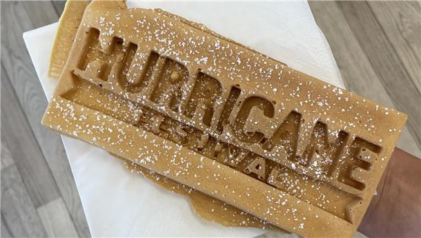 Festival-Survival-Guide: So wirst du zum Hurricane-Profi Im Hurricane Pop-Up-Store in Scheeßel kann sich jeder Merchandise kaufen sowie Informationen und kostenlose Waffeln abholen.