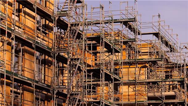Umfrage: Immobilienkrise dauert 2024 an Im Immobilienmarkt machten zuletzt die gesunkenen Kreditzinsen und die hohe Nachfrage nach Wohnungen gerade in Städten Hoffnung. EY geht aber davon aus, dass die Immobilienkrise dieses Jahr weitergeht (Symbolbild).
