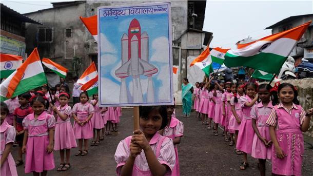 „Indien ist auf dem Mond“ - Sanfte Landung ist geglückt Im indischen Mumbai freuen sich Schulkinder auf den großen Moment: nun ist die indische Sonde erfolgreich auf dem Mond gelandet.