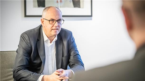 Im Interview stellte Regierungschef Andreas Bovenschulte (SPD) klar, dass das Land kräftig in die Häfen investieren will.