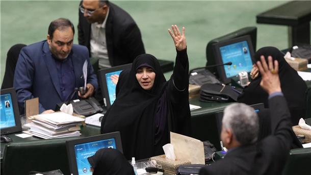 Iran: Kommission billigt umstrittenes Kopftuchgesetz Im Iran haben Abgeordnete die umstrittene Strafreform der Kopftuchpflicht einen entscheidenden Schritt weiter gebracht.